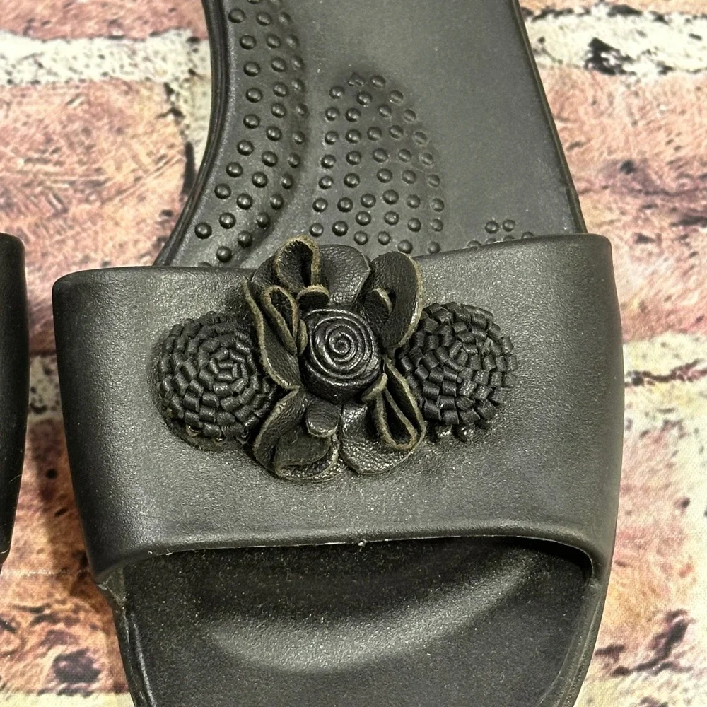 Oka-B Black Floral Applique Slide Sandals Massage Footbed Women's L Summer Shoes